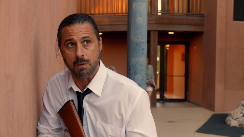 Kein Training hat Sicherheitsmann Mateo (Hugo Silva) auf diese Situation vorbereitet. – Bild: ZDF und Dancing Ledge Productions./​Dancing Ledge Productions