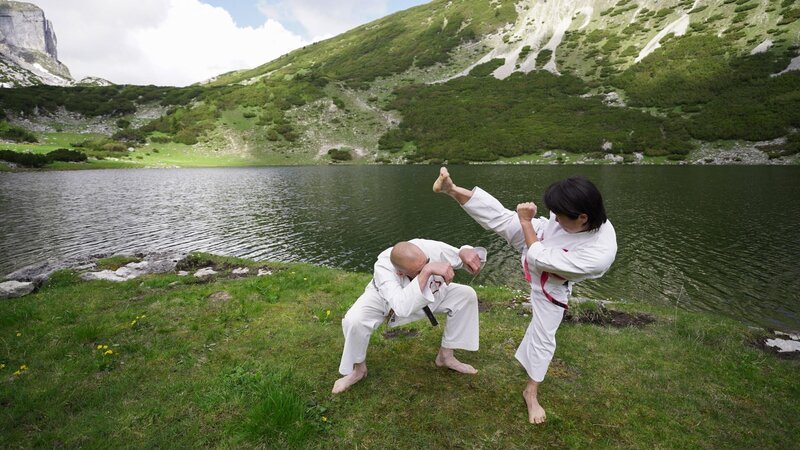 Masako und Ossi Stock trainieren Karatedo am Ziereiner See – Bild: HIGH VIEW