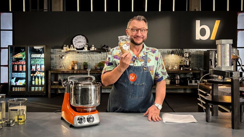 Vegan unterwegs: Der „Oriental Falafel-Wrap“ im Bahn-Bistro wirkt modern – Sebastian Lege zeigt, was drinsteckt. – Bild: ZDF und Lilian Pürthner