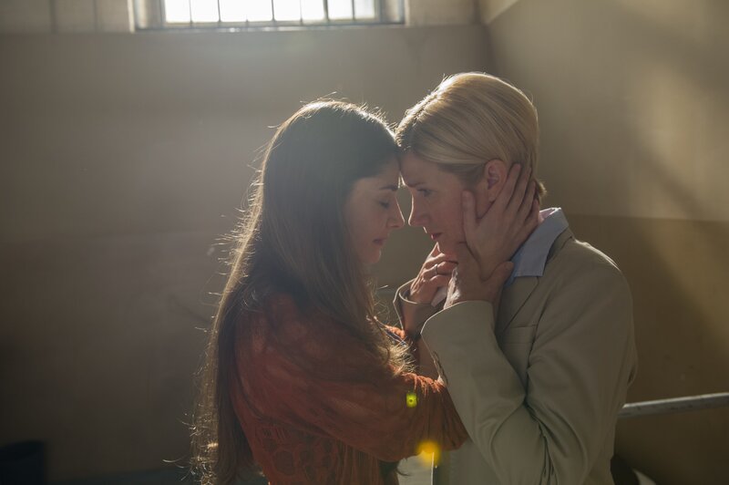 Martina Seiffert (Astrid M. Fünderich, r.) weiß gar nicht, wie ihr geschieht. Plötzlich sind sie und die Journalistin Paula Voss (Anne Werner, l.) einander sehr nahe. – Bild: ZDF und MARKUS-FENCHEL