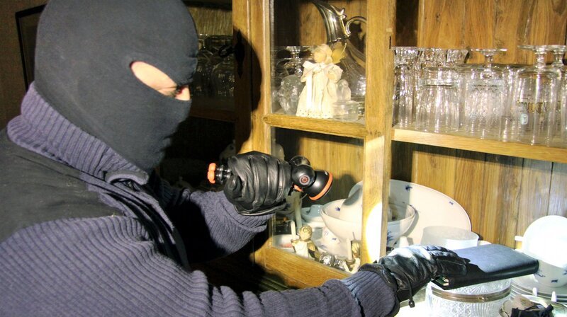 Statistisch gesehen wird in Deutschland alle vier Minuten irgendwo eingebrochen. Einbrecher, so sagen Experten, sind: faul, feige und schnell. – Bild: NDR/​Clipfilm