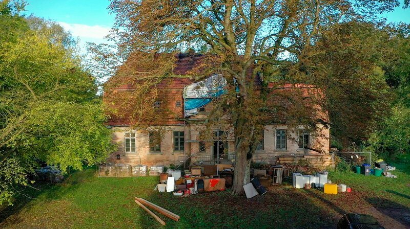 Vor dem Sanieren steht das Entrümpeln im Gutshaus Hof Sülten. Eine junge Familie will es zu ihrem Traumschloss machen. – Bild: NDR/​Oliver Zydek