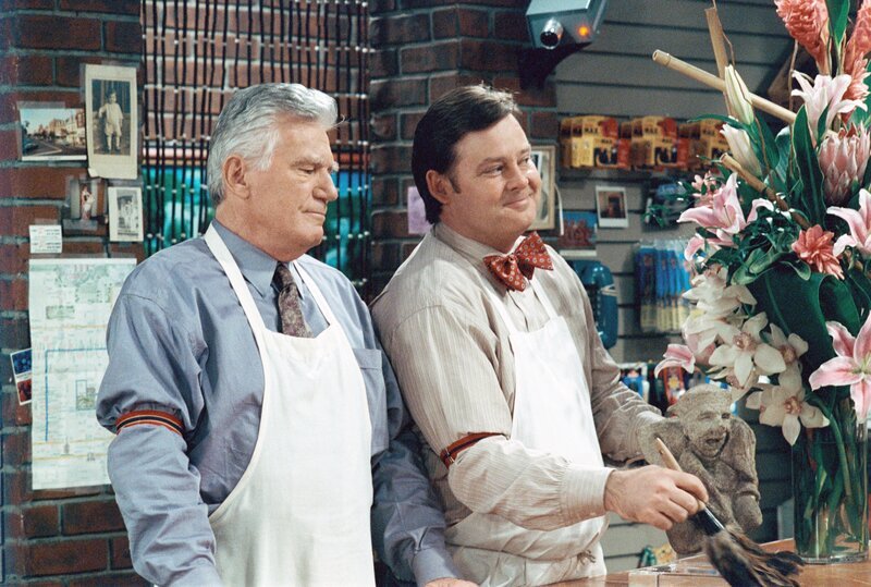 In Gregs Albtraum arbeiten Ed (Mitch Ryan, l.) und Pete (Joel Murray, r.) gemeinsam in einem Lebensmittelgeschäft … – Bild: Disney /​ Disney•Pixar /​ Lucasfilm LTD /​ Marvel