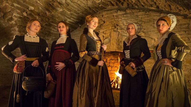 Im ausgehenden Mittelalter war das Brauen von Bier Frauensache. Die Brauerin Katharina Vogt (Charlotte Sieglin) mit ihren Helferinnen. Wer schwanger war, bekam einen extra großen Krug Bier. – Bild: ZDF und Bastian Barenbrock