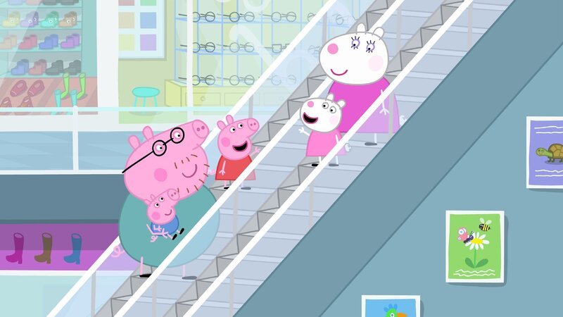Peppa und ihre Familie besuchen ein riesiges Einkaufszentrum mit vielen verschiedenen kleinen Läden. Mama Wutz besucht Frau Mümmels Wohlführloase für ihren „perfekten Tag“. Dort gibt es Pediküren, Massagesessel und Gesichtsmasken. Papa Wutz, Schorsch und Peppa lassen Mama Wutz entspannen und erkunden das Einkaufszentrum. – Bild: SUPER RTL