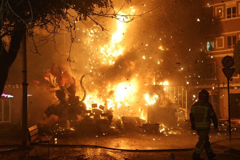Falla geht in Flammen auf. – Bild: WDR/​Michael J. Schumacher, RS-Film /​ ZDF
