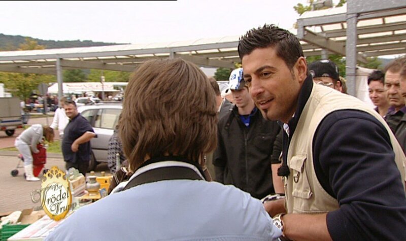 Trödelprofi Sükrü muss sein ganzes Verhandlungsgeschick auf dem Flohmarkt unter Beweis stellen. – Bild: RTL II