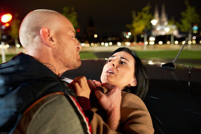 Alexander Gräbner (Johann Fohl) bedroht Nora (Mimi Fiedler). – Bild: RTL /​ Guido Engels /​ Fluchtinstinkt