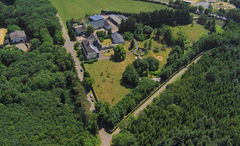 Die Schwestern des Klosters St. Josef in Waldfrieden bei Auderath leben abgeschieden hinter einer Mauer, die das gesamte Klostergelände umgibt. – Bild: SWR/​Vidicom