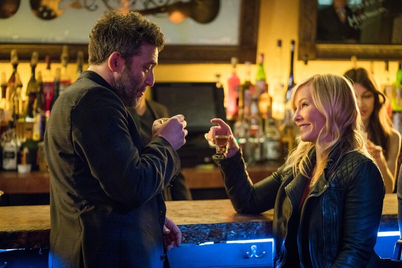Detective Amanda Rollins (Kelli Giddish) lässt der abgeschlossener Vergewaltigungsfall keine Ruhe. Sie ermittelt auf eigener Faust weiter und trifft sich undercover mit Bobby D’Amico (Craig Bierko) … – Bild: RTL /​ NBC Studios /​ Episodic /​ Michael Parmalee/​NBC /​ Die Vloggerin