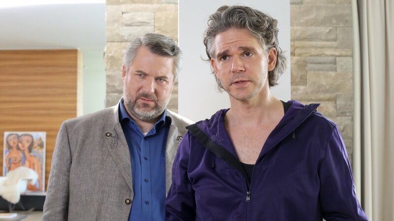Gegenüber Kommissar Stadler (Dieter Fischer, l.) zeigt sich Sebastian Fuchs (Matthias Beier, r.), der Ehemann des Opfers, entsetzt. – Bild: ZDF und Christian A. Rieger