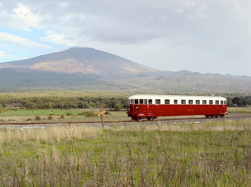 Die „Littorina“, ein wunderschön restaurierter Fiat-Triebwagen aus dem Jahr 1937, fährt rund um den Ätna. – Bild: BR /​ SWR /​ Scheuble