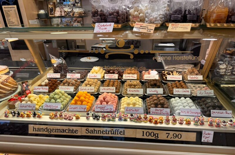 Rund 50 Osterspezialitäten gibt's in der Konditorei Mangold, alle hausgemacht. Bekannt sind sie für ihre vielen ungewöhnlichen Trüffelspezialitäten. – Bild: NDR/​Saskia Bezzenberger