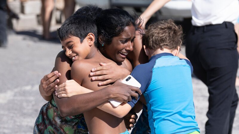 Abhi (Anneika Rose, M.) ist erleichtert, dass sie Jaypal (Arjun Subramanian, l.) und Adam (Noah Leggott, r.) wiedergefunden hat. – Bild: ZDF und Luke Varley /​ Dancing Ledge Production./​Luke Varley /​ Dancing Ledge Prod