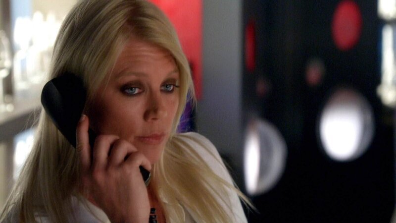 Der neue Supervisor und Chef des CSI-Teams, D.B. Russell (Ted Danson, M.), sucht mit Catherine (Marg Helgenberger) und Nick (George Eads) in der Hotel-Tram nach Spuren. – Bild: TVNOW