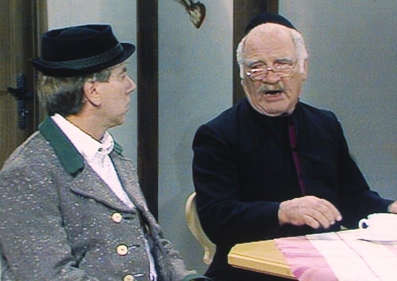 Second from the left: Dorfpfarrer (Peter Steiner) – Bild: Heimatkanal (DE)