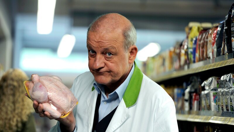 Wilsberg (Leonard Lansink) ermittelt im Supermarkt. – Bild: ZDF und Bernd Spauke