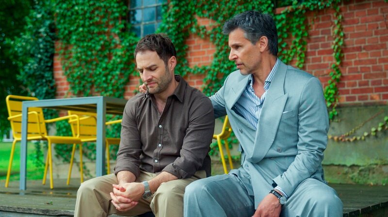 Richard (Florian Odendahl, r.) macht seinem Schwager Daniel (Daniel Fritz, l.) eine Ansage, seine Gefühle in den Griff zu bekommen. – Bild: NDR