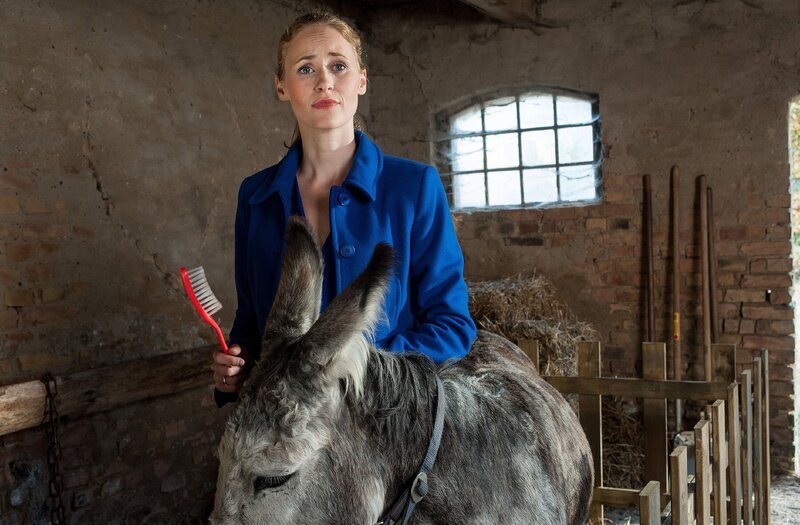 Das Projekt „Landleben“ hat für Fritzi (Inez Bjorg David) so seine Besonderheiten, aber sie lässt sich nicht unterkriegen … – Bild: RTL /​ Gordon Mühle