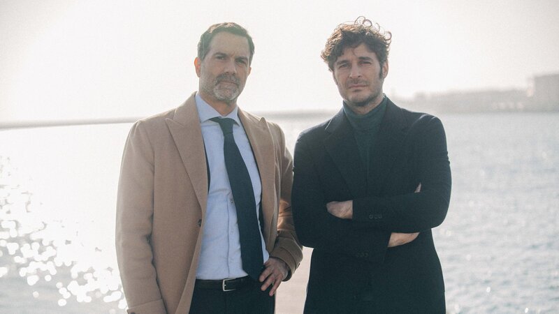 Lucas (Lino Guanciale, r.) Freundschaft mit Stefano (Fausto Sciarappa, l.) wird nach seiner Rückkehr von dem Segeltörn auf eine harte Probe gestellt. – Bild: ZDF, Matheus Bertoni