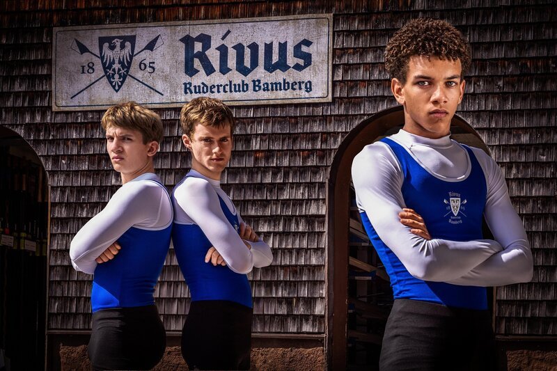 V.l.: Tamino Winkler (Luke Matt Röntgen), Henri Kowalt (Oskar von Schönfels), Samir Zaidoun (Salimou Thiam) – Bild: RTL /​ Redseven Entertainment /​ Behrus Yazdanfar /​ Rivus