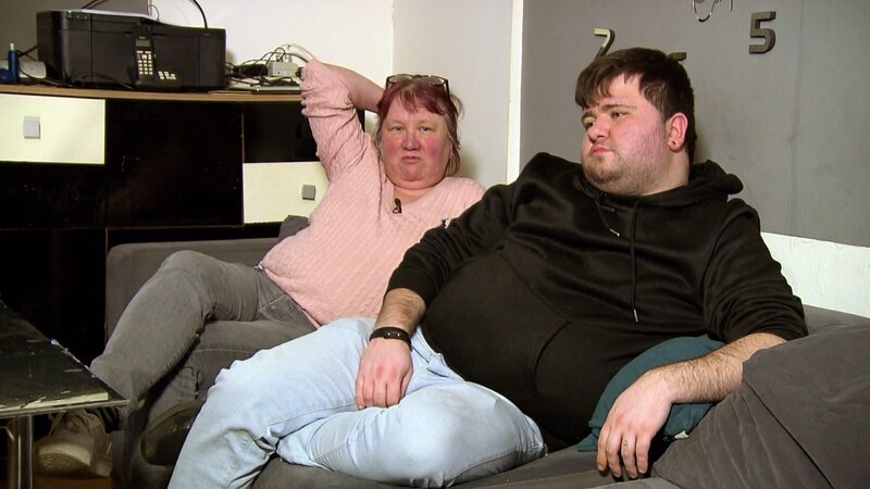 Sandra und Sohn Jan leben gemeinsam auf Staatskosten. Der 24-Jährige würde gerne bei seiner Mutter ausziehen, doch der Staat zahlt nicht.; Sandra und Sohn Jan leben gemeinsam auf Staatskosten. Der 24-Jährige würde gerne bei seiner Mutter ausziehen, doch der Staat zahlt nicht. – Bild: RTL II