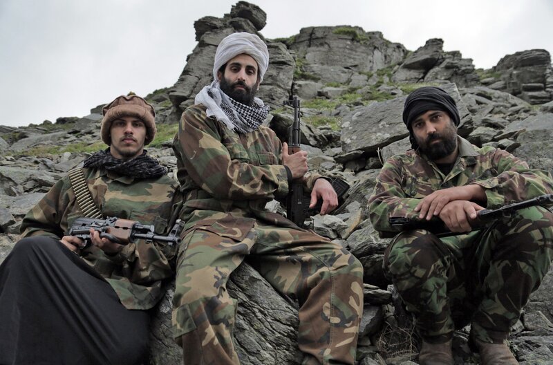 Osama bin Laden und Mitkämpfer. – Bild: phoenix/​ZDF/​Pascal Hughes