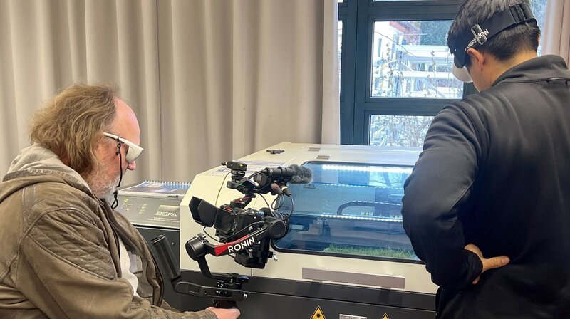 Der Rasenschnitt der Zukunft mit Laser. – Bild: NDR/​Petra Heißen