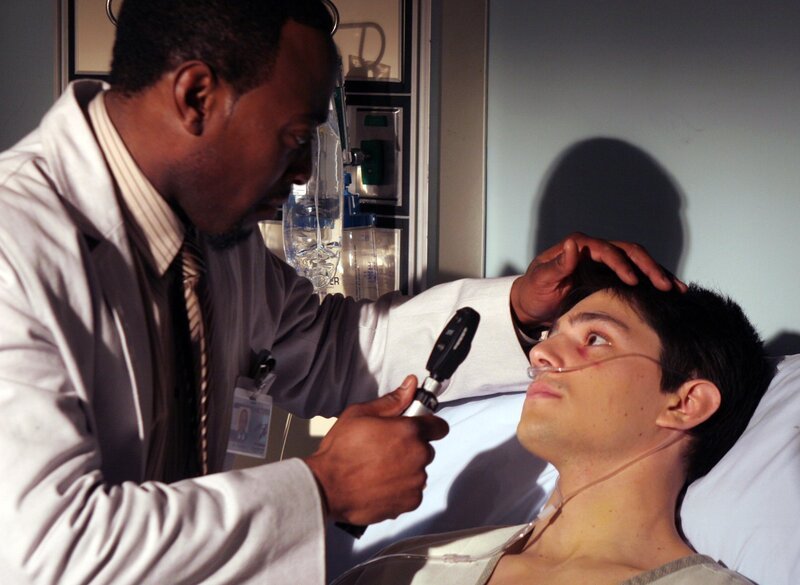 Die inneren Blutungen von Keith Foster (Nicholas D’Agosto, r.) können nicht gestoppt werden. Dr. Eric Foreman (Omar Epps, l.) versucht der Sache auf den Grund zu gehen. – Bild: sixx