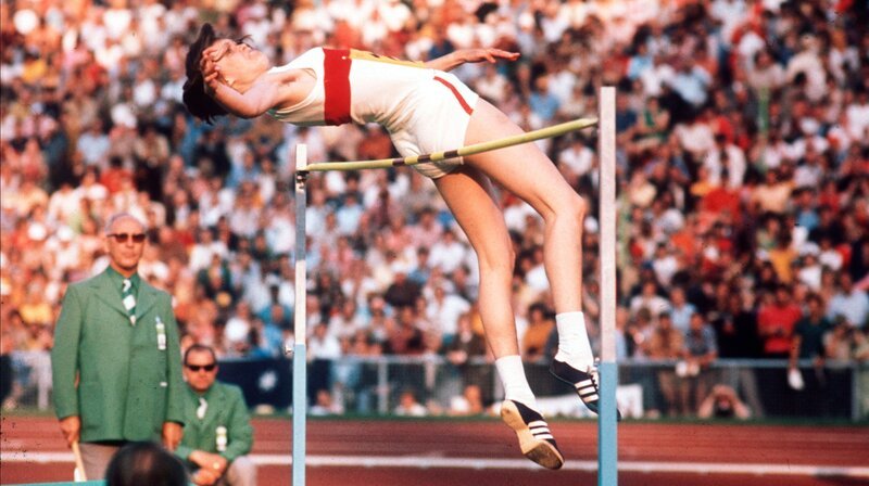Die damals 16-jährige Ulrike Meyfarth holte 1972 bei den Olympischen Sommerspielen in München die Goldmedaille. – Bild: WDR/​dpa/​Sven Simon