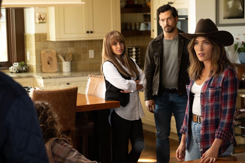 (v.l.n.r.) Max Mitchell (Vanessa Morgan); Cole Ellis (Giacomo Gianniotti); Callie Pruett (Miranda MacDougall) – Bild: Vancon S2 Productions BC Inc. /​ Vancon S2 ON Inc. /​ Justine Yeung