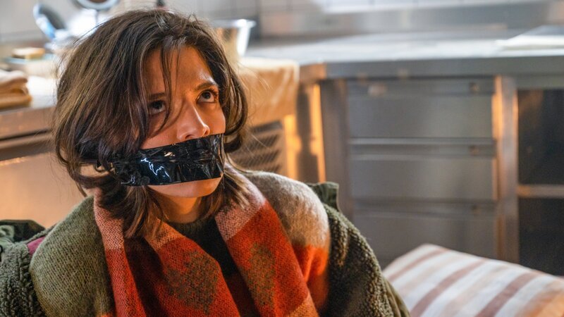 Ein Fall, der das Stuttgarter Kripo-Team an seine Grenzen bringt: Bei den Ermittlungen im Mord an einem renommierten Hochschulprofessor, gerät Kriminalkommissarin Lea Gomez (Jasmin Gassmann) in eine unberechenbare Gefahrensituation. Die Kollegen versuchen fieberhaft, die Situation zu deeskalieren. – Bild: ZDF und MARKUS_FENCHEL