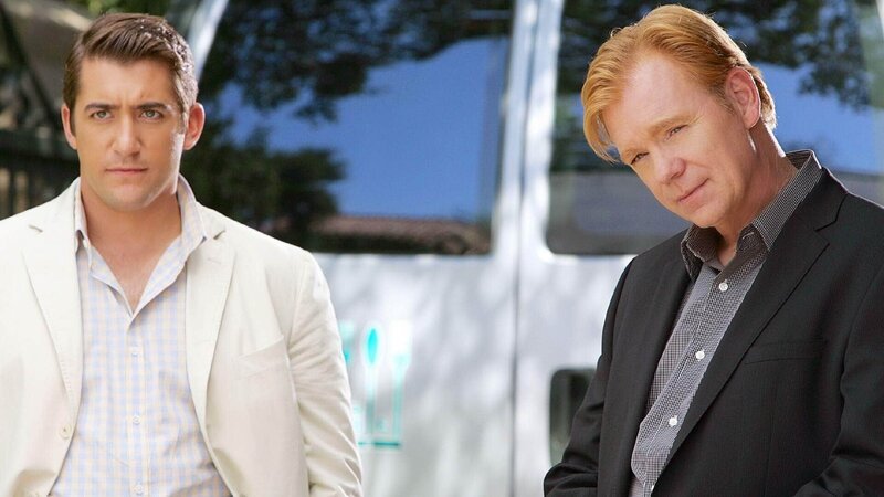 Ryan Wolfe (Jonathan Togo, l.) und Horatio Caine (David Caruso) müssen das mysteriöse Verschwinden eines Bräutigams aufklären, der nicht zu seiner Trauung erschienen ist und dessen Trauzeugen blutüberströmt in einem Brunnen gefunden wurden. – Bild: TVNOW /​ CBS