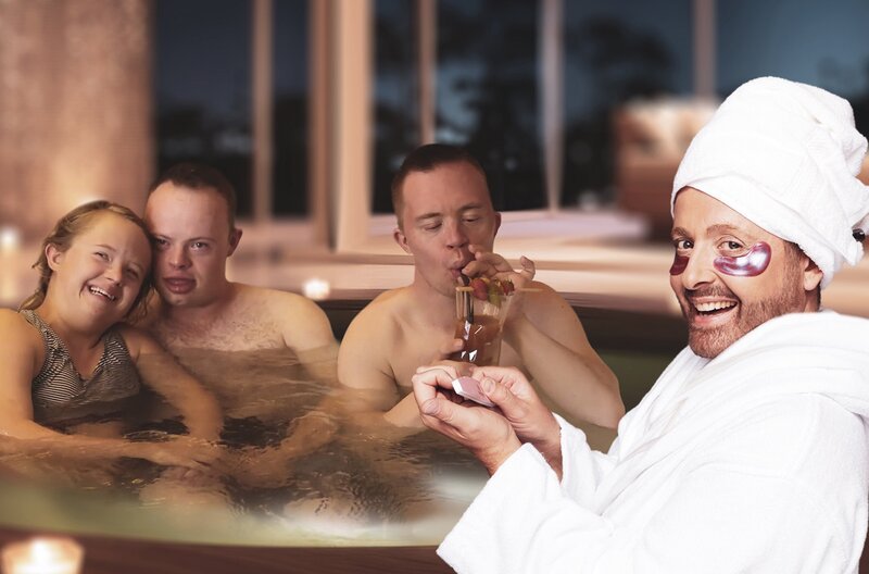 Nach einer anstrengenden Fotorallye durch Stuttgart haben die Freunde Entspannung im Luxushotel dringend nötig. v.l.n.r. Leonie, Tilman, Daniel und Ross Antony – Bild: SWR/​SEO Entertainment/​pro in space