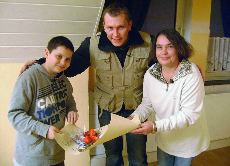 Trödelprofi Otto Schulte mit Karin und ihrem Sohn Alex. – Bild: RTL Zwei