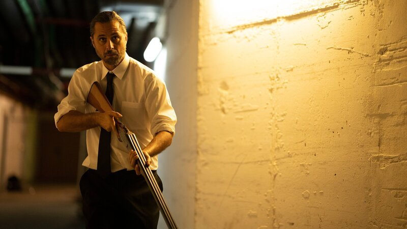 Hotel-Sicherheitschef Mateo begibt sich selbst in Gefahr, um Gäste und Personal vor den Attentätern zu schützen. – Bild: ZDF