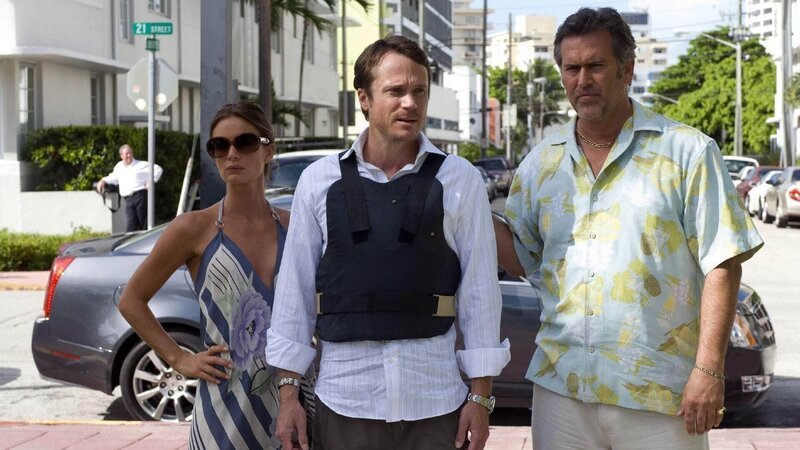 Doug Baker (Anthony Starke, M.) soll seinen Sohn entführt haben. Tatsächlich gelingt es Fiona (Gabrielle Anwar) und Sam (Bruce Campbell) relativ schnell, den Mann aufzuspüren. – Bild: RTL/​Twentieth Century Fox/​KH