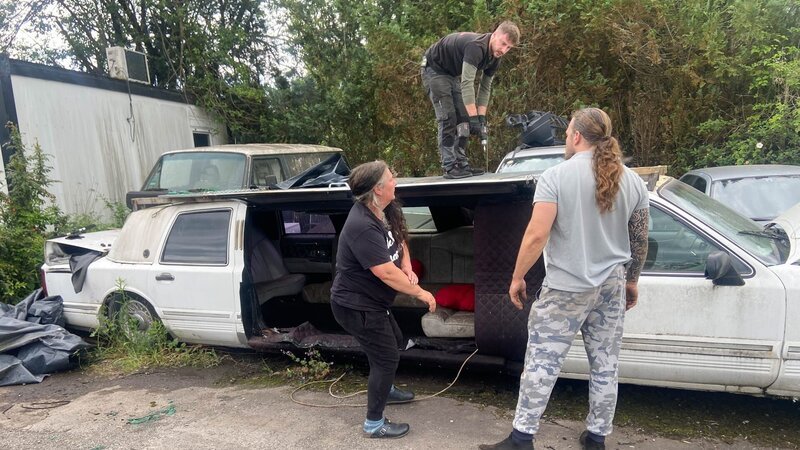 Chris Fuchs and Isabella Fuch with their son Leon Fuchs sawing up an old Cadillac Lincoln Town Car stretch limousine from the 1980s, to prepare it for the scrap baler. – Bild: Warner Bros. Discovery, Inc. or its subsidiaries and affiliates /​ Bea Reinicke
