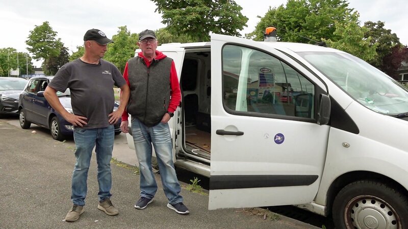 Schlechte Nachrichten für Michael (li.). Der Transporter des selbstständigen Hausmeisters wurde aufgebrochen. Gestohlen wurde zwar nichts, dafür ist ein ziemlicher Schaden am Fahrzeug entstanden. Auch Lothar (re.) ist schockiert! – Bild: RTLZWEI