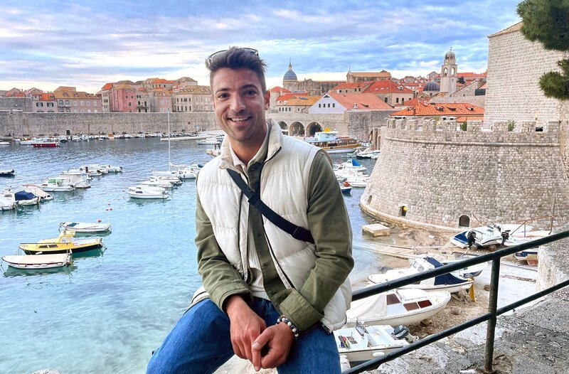 Für „Wunderschön“ entdeckt Reporter Ramon Babazadeh den Süden Kroatiens zwischen Split und Dubrovnik – immer auf der Suche nach tollen Erlebnissen und Geschichten. – Bild: WDR/​Bavaria/​Sarina Zillingers