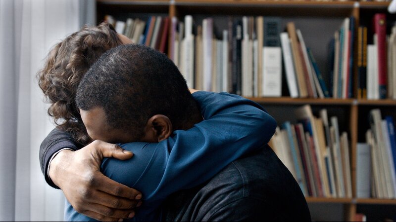 Monika (Ursula Strauss) und Joseph (Passi Balende) versöhnen sich. – Bild: Shellac