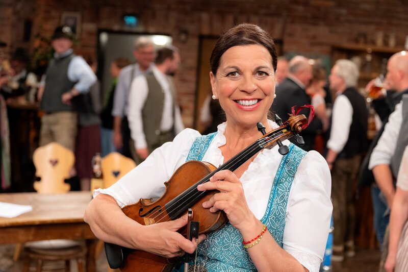Traudi Siferlinger führt mit Witz und Charme durch die Sendung und hat Volksmusik von traditionell bis ganz modern im Gepäck. – Bild: Ralf Wilschewski /​ BR