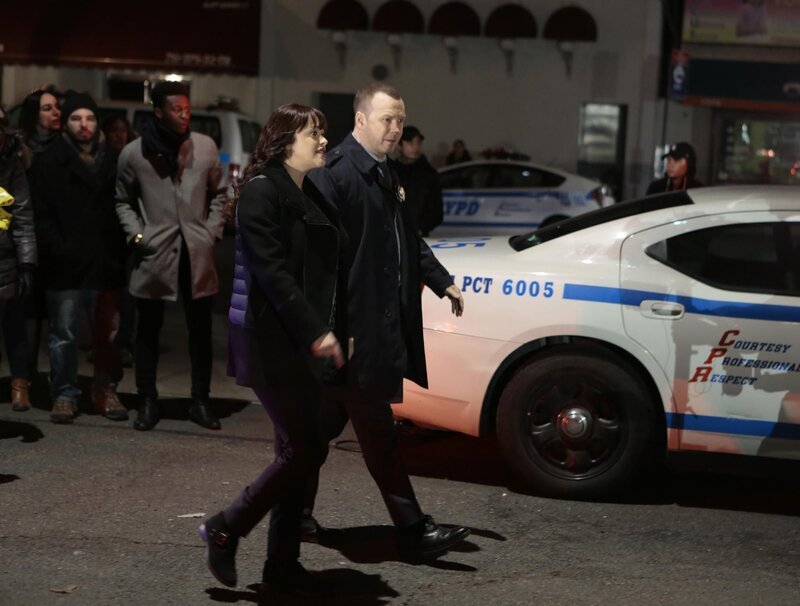 Donnie Wahlberg als Dannie Reagan (r.), Marisa Ramirez als Det. Maria Baez (l.) – Bild: CBS Broadcasting Inc. /​ Giovanni Rufino