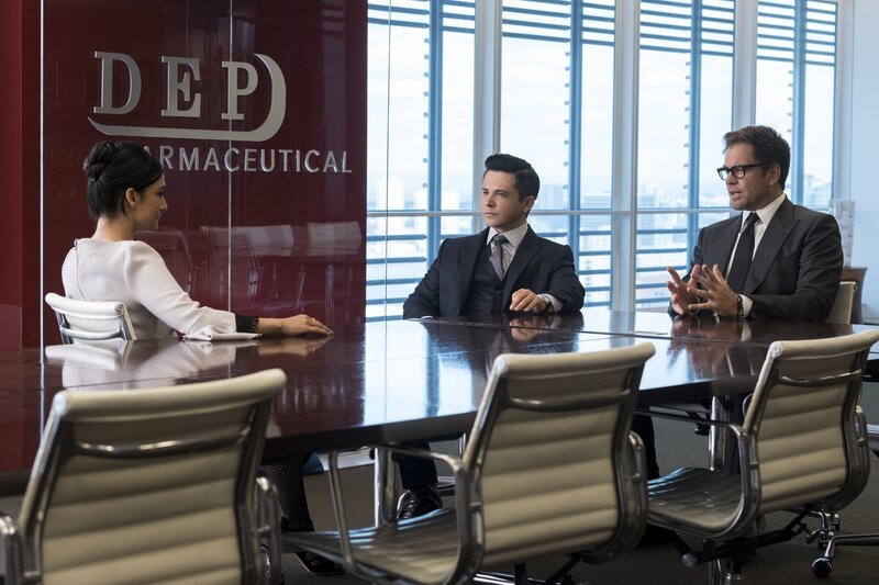 (v.l.n.r.) Arti Cander (Archie Punjabi); Benny Colón (Freddy Rodríguez); Dr. Jason Bull (Michael Weatherly) – Bild: 2017 CBS Broadcasting, Inc. All Rights Reserved /​ David Giesbrecht Lizenzbild frei