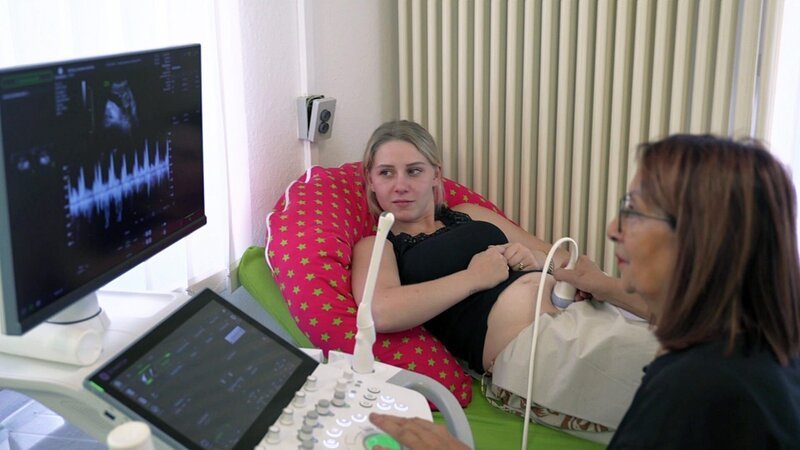 Loredana bei der Ultraschall-Untersuchung. – Bild: RTLZWEI