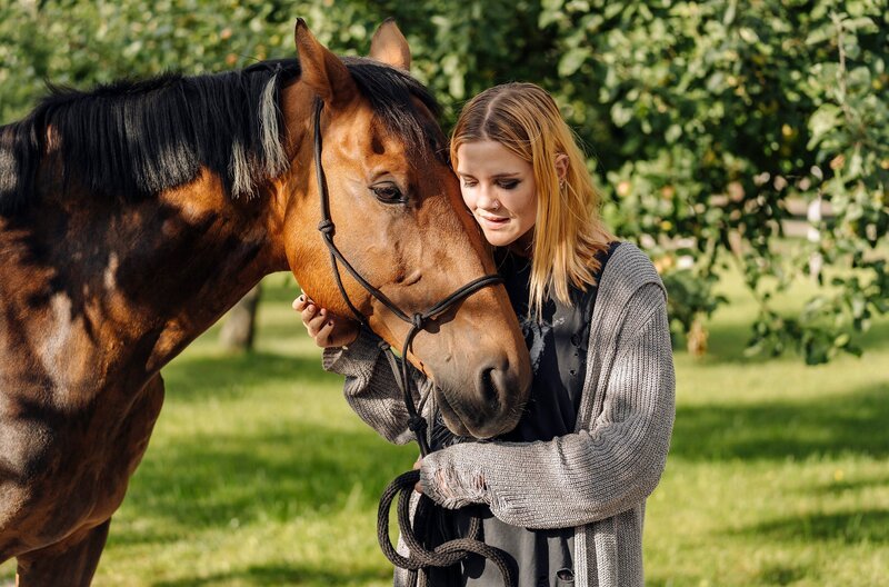 Tabea (Nele Trebs) freundet sich mit „Jacomo“ an. – Bild: ARD Degeto/​Hendrik Heiden
