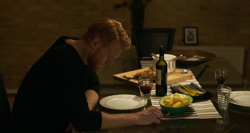 Holly (Flora Ofelia Hofmann Lindahl). Holly fühlt sich verfolgt und sucht Schutz bei Sozialarbeiter Lars (Bjarne Henriksen). Von links: Holly (Flora Ofelia Hofmann Lindahl) sucht Trost bei ihrer Mutter Dea (Christine Albeck Børge). Simon (Peter Plaugborg) sitzt allein am Tisch. – Bild: ARTE/​BR/​DR/​Martin Munch