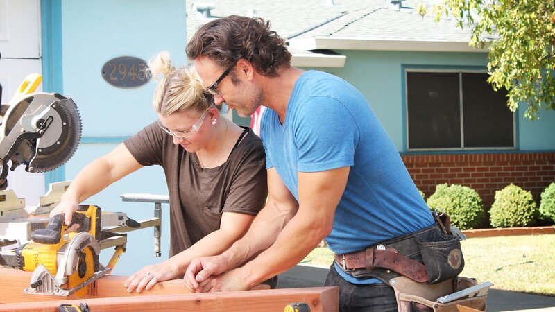 Im Baumarkt suchen Allen und Lily nach einem Rasensprenger, als Matt ihnen zur Hilfe eilt. Er übernimmt den trostlosen Garten des Paares und plant eine Oase im mediterranen Stil. Dazu gehört: eine große Terrasse mit Grill und einem großem Esstisch für Freunde und Familie. Zum Mittelpunkt des neuen Gartens werden ein Springbrunnen, eine Feuerstelle und eine Pergola mit Daybed. – Bild: HGTV