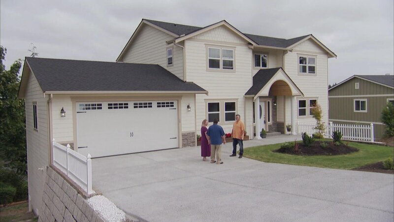 Camano Island soll die künftige Heimat von Kristi, Dan und ihren vier Kindern werden. Der Sportclub-Manager und die Personalleiterin haben sich vor drei Jahren via Online-Dating kennengelernt und leben bislang in getrennten Wohnungen in Seattle. Auf Camano, das über eine Brücke mit dem Festland verbunden ist und nur rund eine Stunde von ihren Arbeitsplätzen entfernt liegt, will die Patchwork-Familie nun zusammenziehen. Die entspannte Atmosphäre, schöne Strände, Golfplätze und eine traumhafte Landschaft machen die Insel zu einem wahren Paradies. Hier suchen sie ein bezugsfertiges Haus mit 4 Schlafzimmern, Meerblick und großer Terrasse für rund 550.000 Dollar. – Bild: HGTV