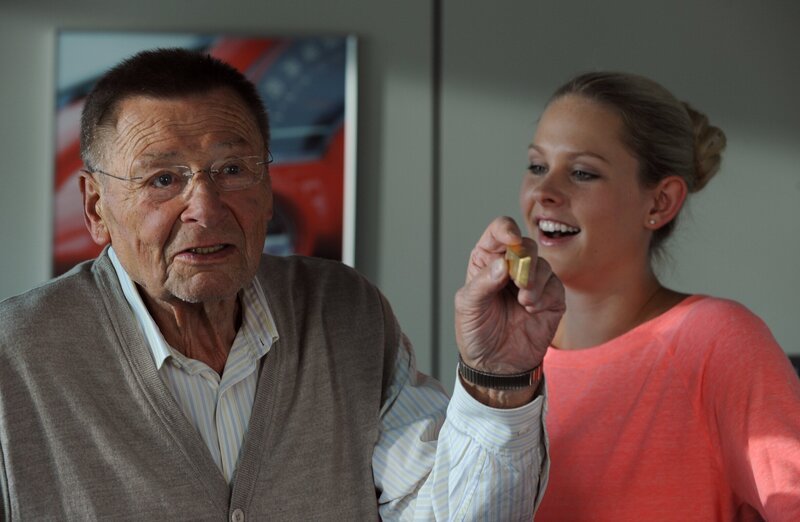Alois sucht in der Werkstatt nach einem Geschenk. Von links: Alois (Erich Hallhuber) und Yvonne Preissinger (Alexa Eilers). – Bild: BR/​Marco Orlando Pichler